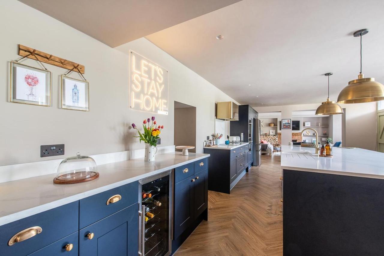 Luxury Group Celebration House With Hot Tub & Bar! 워민스터 외부 사진